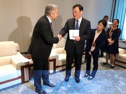 Руководство одесского облсовета улетело в Китай (ФОТО)