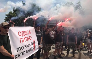 В Одессе жгли файеры: всеукраинская акция с требованием наказать убийц Екатерины Гандзюк (ФОТО)