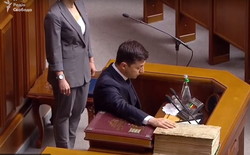 Новый президент Украины принял присягу, потребовал вернуть Крым и Донбасс, и сразу решил распустить парламент