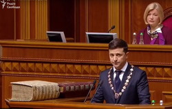 Новый президент Украины принял присягу, потребовал вернуть Крым и Донбасс, и сразу решил распустить парламент