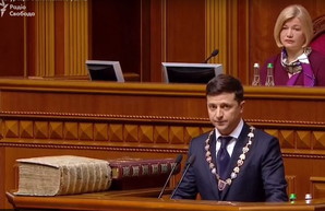 Новый президент Украины принял присягу, потребовал вернуть Крым и Донбасс, и сразу решил распустить парламент