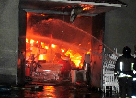Одесские спасатели ликвидировали пожар в мебельном цеху (ФОТО)