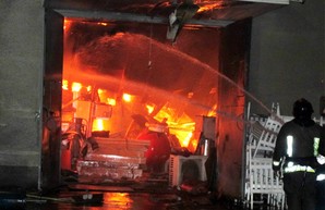 Одесские спасатели ликвидировали пожар в мебельном цеху (ФОТО)