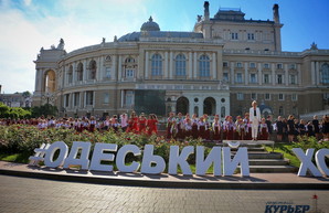 В Одессе 500 детей устроили гигантский хоровод у Оперного театра (ФОТО, ВИДЕО)