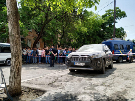 Беспорядки в Одесском медуниверситете: полсотни задержанных, баррикады от рейдеров и газ (ФОТО)