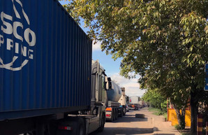 Жители Усатово под Одесской блокируют проезд большегрузного транспорта по улицам села