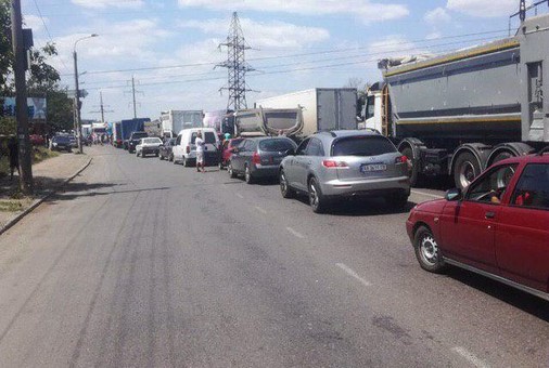 В районе Большевик протестующие с утра не пропускают грузовики в порт