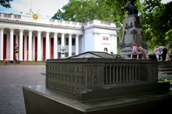 В Одессе рядом с архитектурными памятниками установили их уменьшенные копии