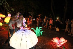 Детям из социально незащищённых семей помогли побывать на Фестивале китайских фонарей