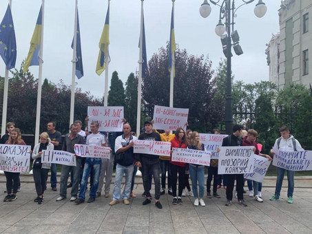 Одесситы проводят акцию протеста под офисом президента