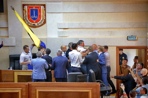 Сегодняшняя сессия Одесского областного совета началась со скандалов