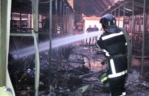 40 торговых павильонов уничтожил пожар на одесском рынке