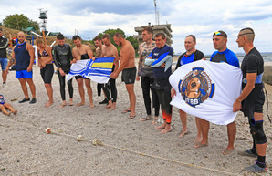 Украинские военные устроили заплыв в память о погибшем пограничнике