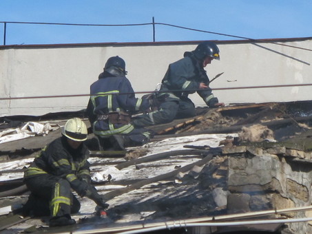Одесские пожарные тушили здание бывшего завода «Кинап»