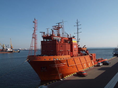 Аварийно-спасательный катер ВМСУ зашёл в порт Одессы