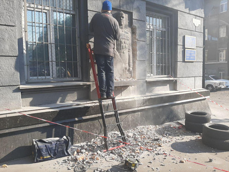В Одессе со здания военкомата демонтируют барельеф Георгию Жукову