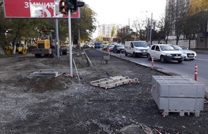 В Одессе расширяют дорожное полотно на перекрёстке улиц Варненской и Инглези