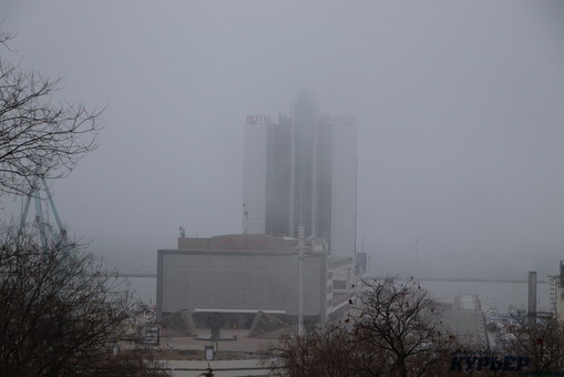 Работе аэропорта Одессы и портов юга Украины препятствует сильный туман