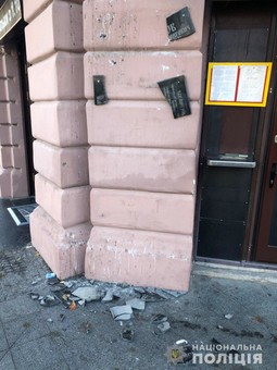 Одесские правоохранители нашли виновного в разбитии мемориальной таблички