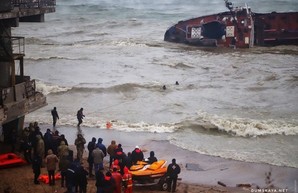 Одесские спасатели эвакуировали экипаж танкера Delfi
