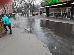 Тротуар и проезжая часть рядом с парком Шевченко затоплена из-за аттракциона