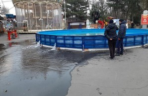 Тротуар и проезжая часть рядом с парком Шевченко затоплена из-за аттракциона