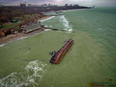 Танкер, который прибило к берегам Одессы, исследуют водолазы