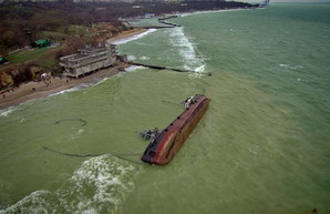 Танкер, который прибило к берегам Одессы, исследуют водолазы