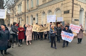 Персонал клиник Одесского медуниверситета вышел на акцию протеста, требуя зарплату