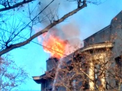 В центре Одессы охвачено огнём шестиэтажное здание (обновляется)