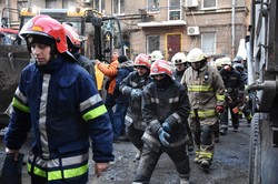 Для помощи спасателям к дому Асвадурова пригнали 60-тонный кран