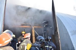 На одесском промрынке «7-й километр» пожарные тушат склады (обновлено)