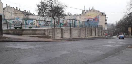 На Ольгиевском спуске сделали долгожданный ремонт подпорной стены