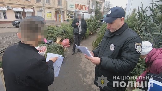 32 протокола составили полицейские на одесских ёлочных базарах
