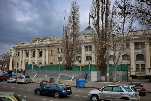В Одессе демонтируют скандальный нахалстрой у железнодорожного вокзала