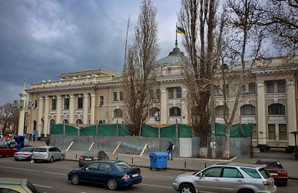 В Одессе демонтируют скандальный нахалстрой у железнодорожного вокзала