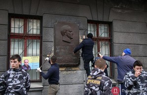 Одесские активисты сняли последнюю мемориальную доску Георгию Жукову
