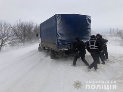 Около 70 машин в Одесской области освободили из снежного плена за сутки полицейские