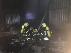 В Одессе ночью пожарные тушили склад