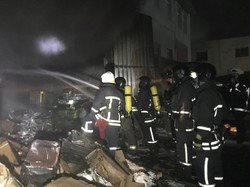 В Одессе ночью пожарные тушили склад