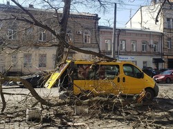Над Одессой бушует ураган: погибшая женщина, сорванные крыши и поваленные деревья (ФОТО)