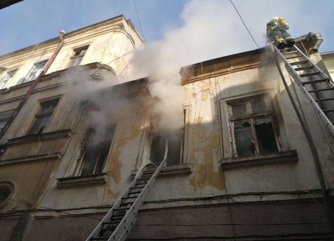 В Одессе на Еврейской улице тушили пожар в жилом доме