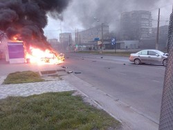 В Одессе из-за ДТП сгорел автомобиль и киоск с сигаретами