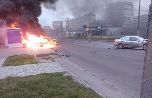 В Одессе из-за ДТП сгорел автомобиль и киоск с сигаретами