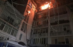 При пожаре в Одессе пострадали двое спасателей
