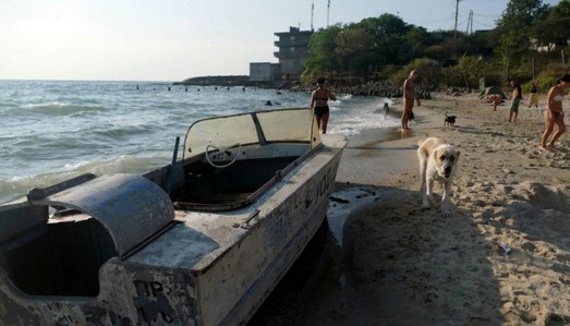 Рядом с затонувшим в Одессе танкером нашли лодку