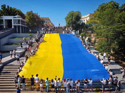 В Одессе развернули гигантский флаг Украины (ВИДЕО)