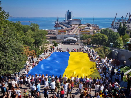 В Одессе развернули гигантский флаг Украины (ВИДЕО)