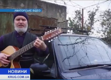 Одесский священнослужитель посвятил песню разбитым дорогам (ВИДЕО)