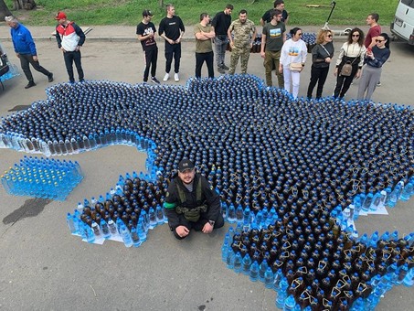 В Одессе из 9 тонн питьевой воды выложили карту Украины